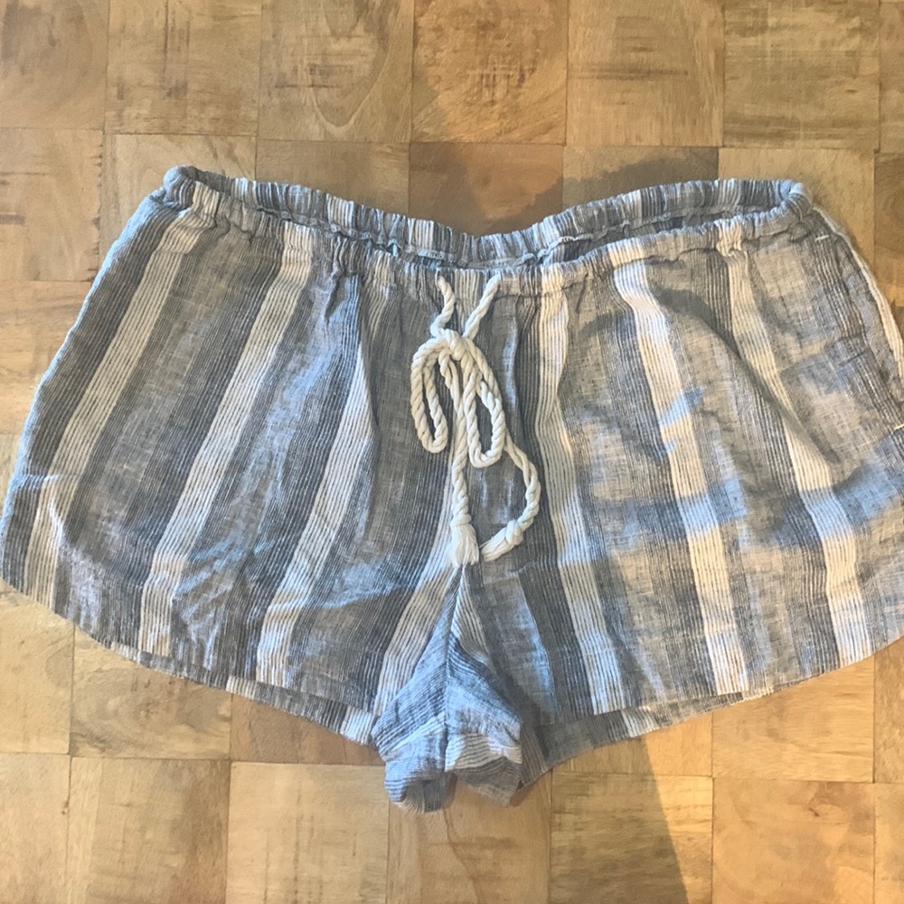 Lightweight woven short.  2” inseam.  Elastic waist.